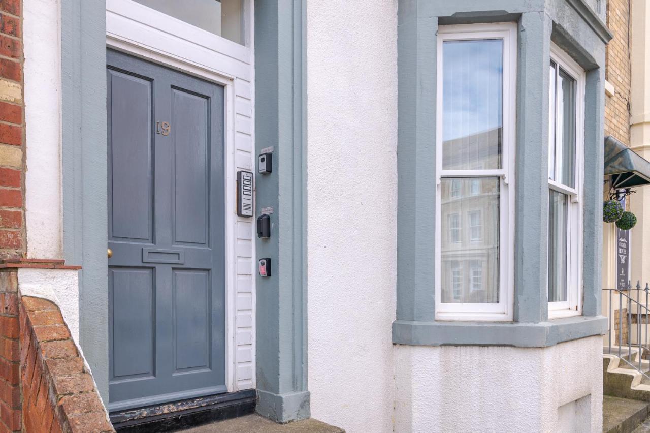 Whitby Heights Apartment Exterior photo